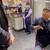 '해고는 살인' 노조 조끼 손님에게 