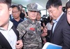 ‘채 상병 사건 수사’ 박정훈 대령, 군검찰과 법원출입문 앞 3시간 대치하다 강제구인
