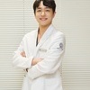 [뷰커스의원 채승완 원장 칼럼] 비수술 피부과 시술로 비절개 눈밑지방재배치하려면?