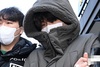 ‘택시기사·동거녀 살해’ 이기영, 얼굴 가리고 포토라인 서