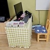 유아용 책걸상서 일하는 유치원 교사들…