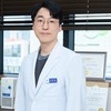 [벗정형외과 심희종 대표원장 칼럼] 겨울철 허리통증 원인 척추관협착증, 비수술 정형외과 치료로 개선 가능