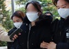 비행 중 여객기 문 열려던 20대 집행유예…검찰 항소