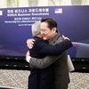 李대통령과 담소한 젠슨 황…이재용과도 포옹